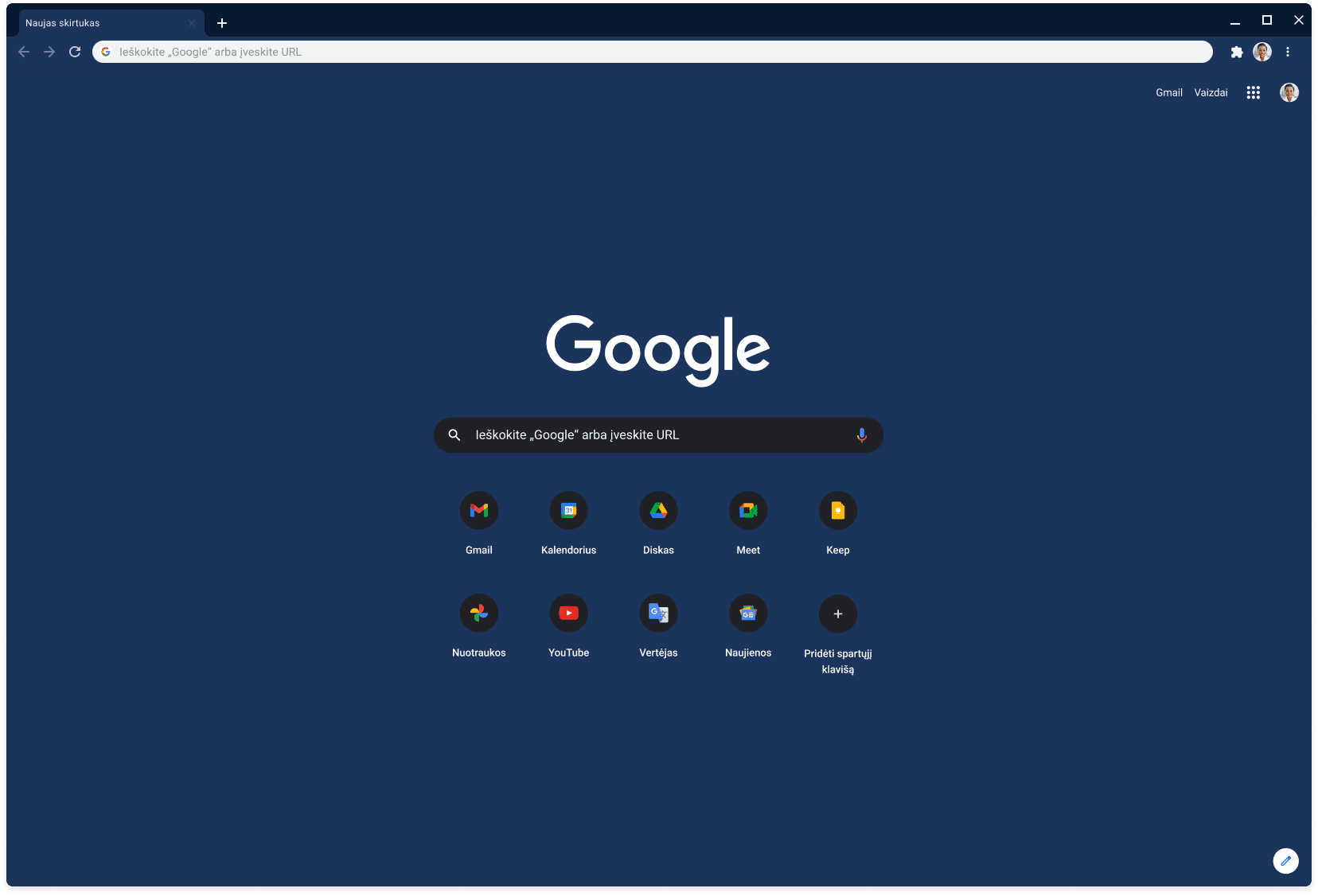 Naršyklės „Chrome“ lange teikiama Google.com, naudojant tamsiai pilką temą.