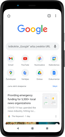 Telefonas „Pixel 4 XL“, kurio ekrane teikiama Google.com paieškos juosta, mėgstamiausios programos ir siūlomi straipsniai.